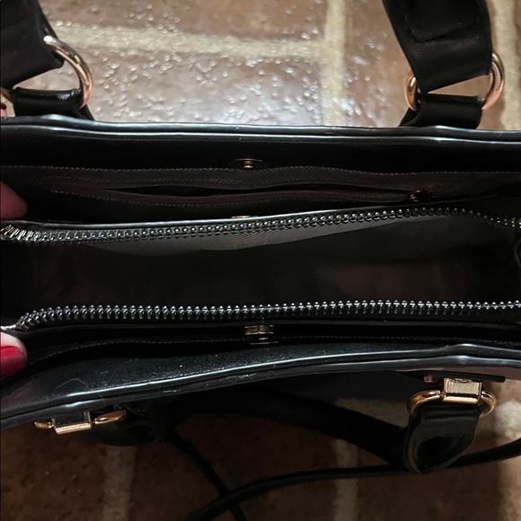 Elegant Black and Tan Handbag - Picture 2 of 8